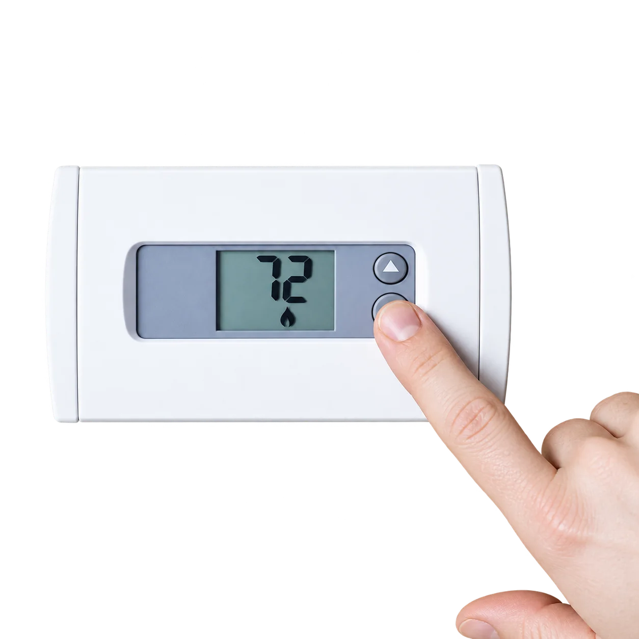 Une main appuie sur un bouton d'un thermostat numérique blanc fixé à un mur vert, l'écran affichant 72.
